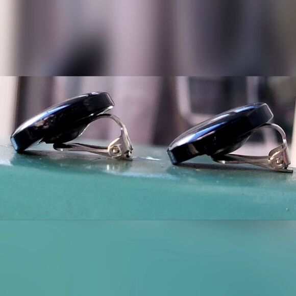 Vintage button clip on earrings --Black - Picture 2 of 5